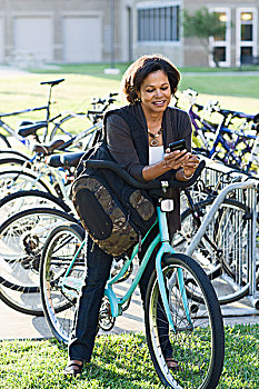 女人,发短信,自行车,学校