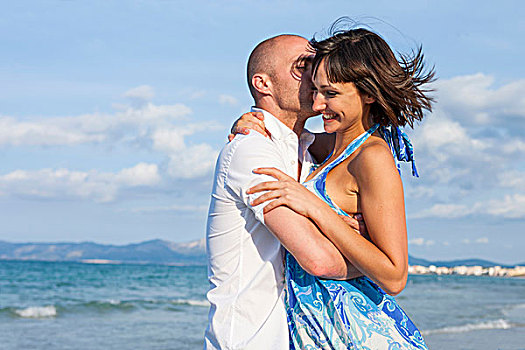 情侣,搂抱,吻,海边,马略卡岛,西班牙