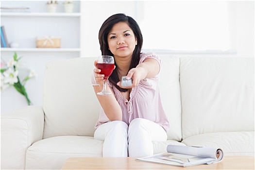 女人,葡萄酒杯,电视遥控器