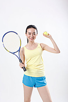 一个握着网球拍的青年女士