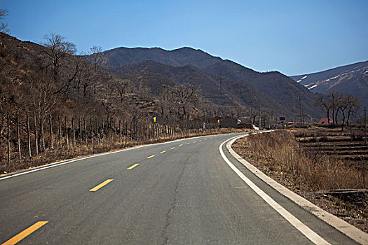 秋天山间的省道