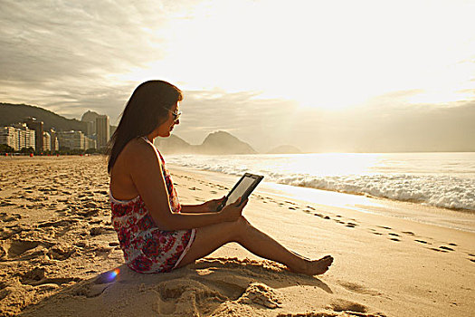 成年,女人,看,科巴卡巴纳海滩,里约热内卢,巴西
