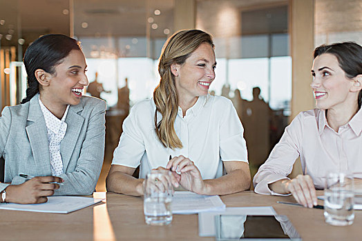 微笑,职业女性,交谈,会议室