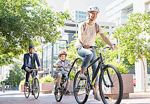 母亲,儿子,头盔,骑,双人自行车,城市公园