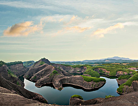 湖南郴州高椅岭丹霞地貌中的湖滨山石形如大,蜥蜴