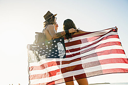 后视图,年轻,情侣,包着,美国国旗,新港海滩,加利福尼亚,美国
