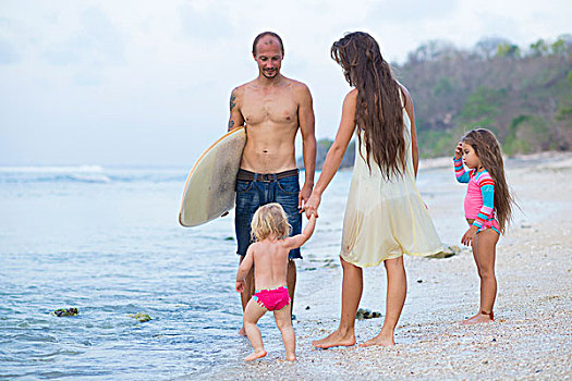 年轻家庭,海滩