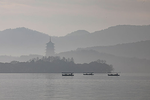 杭州西湖清晨雷峰塔山色风光