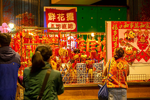 中国春节传统的饰品,多种造型春节饰品的摊贩