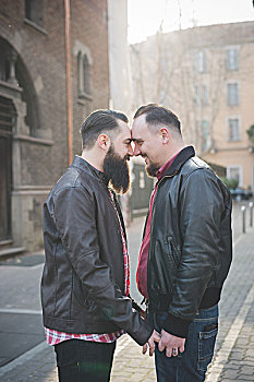 同性恋,情侣,握手,蹭鼻子,街上