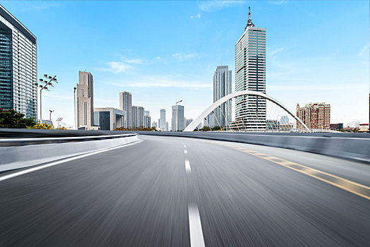 汽车广告背景,快速移动的公路和城市建筑