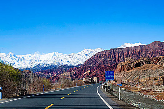 新疆,雪山,红山石,蓝天,公路,树木