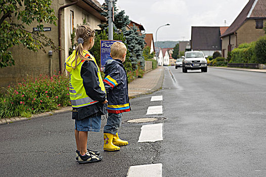 两个孩子,岁月,等待,街道,巴登符腾堡,德国,欧洲