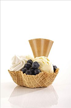 香草冰淇淋,蓝莓,泡沫奶油,威化脆皮,碗