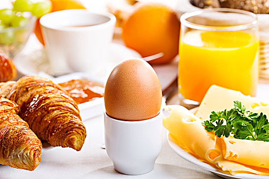 早餐,煮蛋,牛角面包,果汁