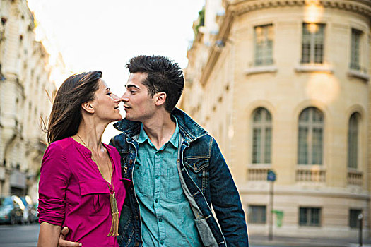 年轻,情侣,吻,街上,巴黎,法国