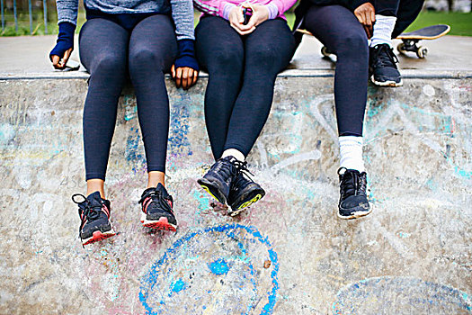 下半身,风景,三个女人,年轻,玩滑板,坐,滑板,公园