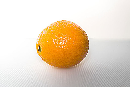 橙子孤立在白色的背景上