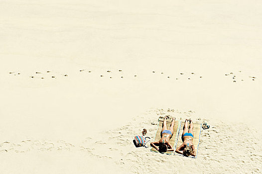 两个女孩,日光浴,沙滩