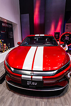 北京车展上的比亚迪红色电动汽车,汉