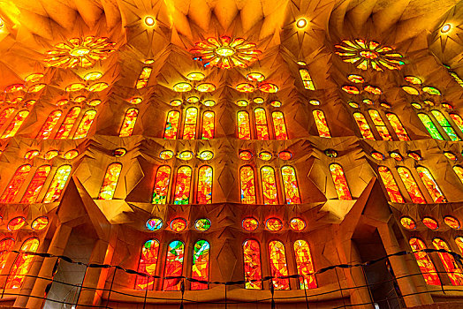 内景,彩色玻璃窗,神圣家族教堂,安东尼奥-高迪,巴塞罗那,加泰罗尼亚,西班牙,欧洲