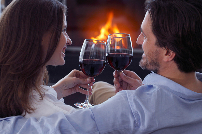 浪漫,情侣,喝,葡萄酒,在家,靠近,壁炉