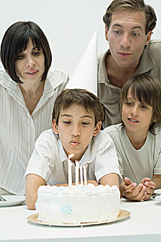 家庭,看,男孩,吹灭,蜡烛,生日蛋糕