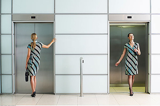 两个,职业女性,电梯,穿,相同,连衣裙