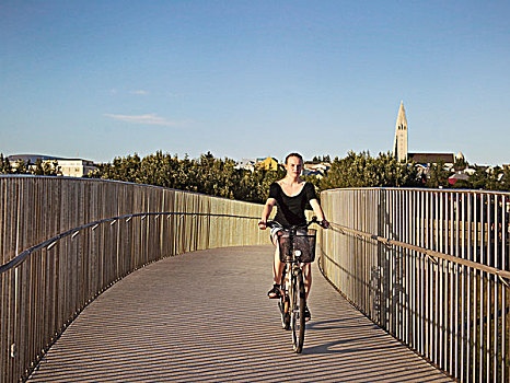 女人,骑自行车,天桥