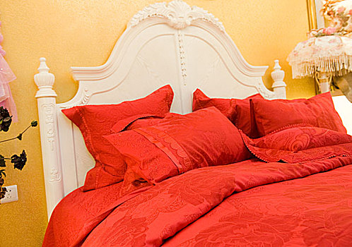 双人床,枕头,红色