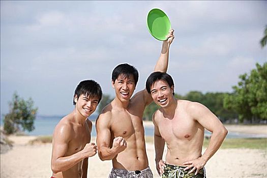 三个男人,海滩,看镜头,微笑