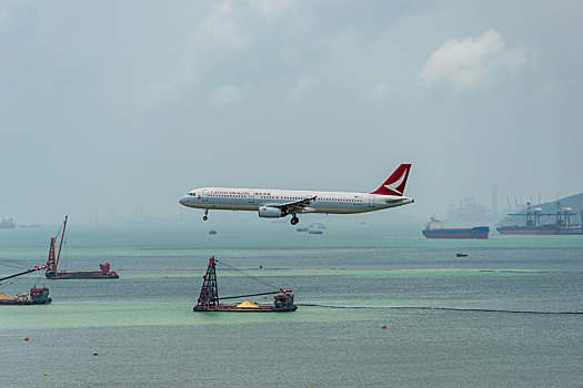 一架国泰港龙航空的客机正降落在香港国际机场