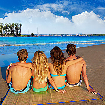 朋友,群体,情侣,坐,海滩,沙子,后视图,马略卡岛,照片