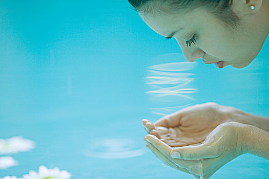 美女,弯腰,水,手捧,特写