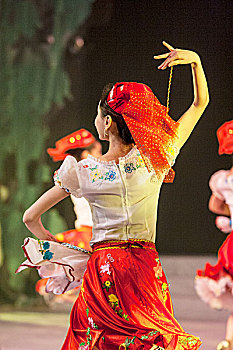 新疆歌舞剧照
