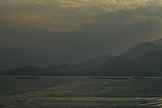 游艇,黄色天空,湖,浪花,水痕,波纹,快艇,船,山,山脉,射光,耶稣光