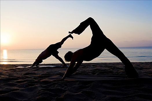 两个人,练习,瑜珈,海滩