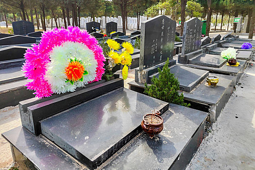 河南滑县,寒衣节的公墓,人们在墓碑前摆放鲜花和祭品