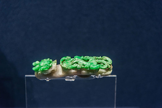 上海博物馆的清代玉饰龙首螭纹翡翠带钩