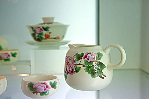一个中国传统的茶碗绘制着中国传统的牡丹