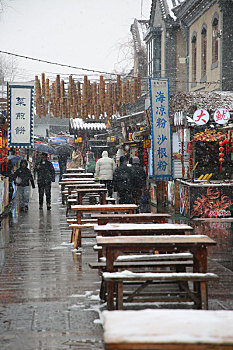 山东省日照市,游客踏雪逛美食街,感受不一样的元宵佳节