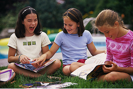 女孩,坐,户外,读,杂志