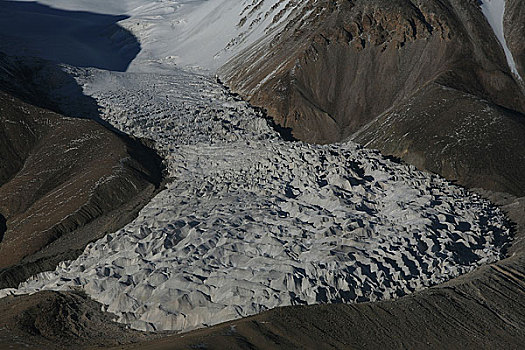 可可西里布格达坂峰的冰川向下延伸