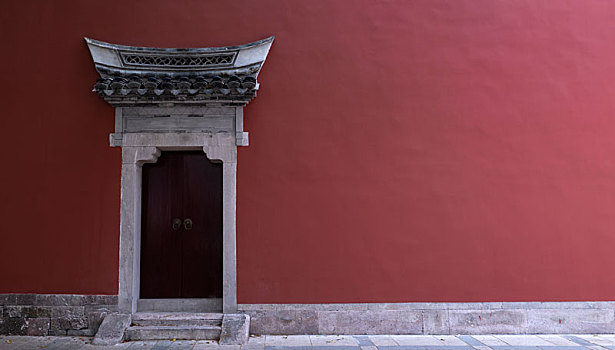 红墙庙门