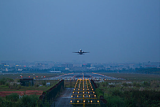 机场客机跑道傍晚起飞