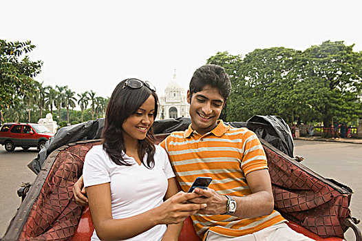 坐,夫妇,手推车,手机,纪念,背景,维多利亚,加尔各答,西孟加拉,印度