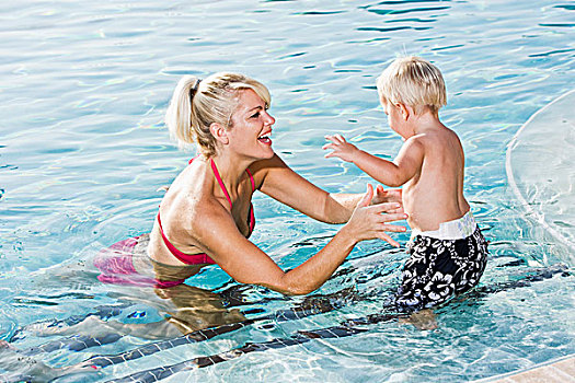 小男孩,母亲,游泳池