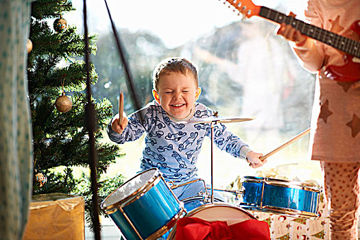 男孩,姐妹,演奏,玩具,架子鼓,吉他,圣诞节