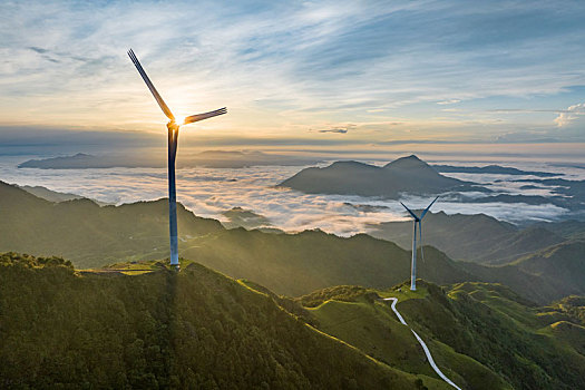 中国广西岑溪市天龙顶山地公园日出云海奇观