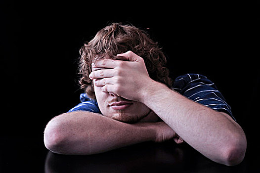 男青年,捂脸,手